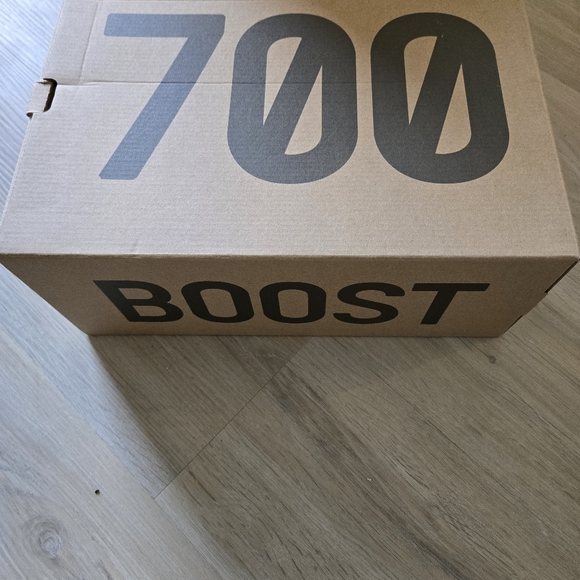 Brand new Yeezy 700 washed orange us size 9.5 - Picture 13 of 13